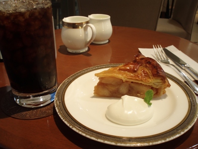 札幌三越トリコロールのお気に入りのアイスコーヒーとアップルパイ